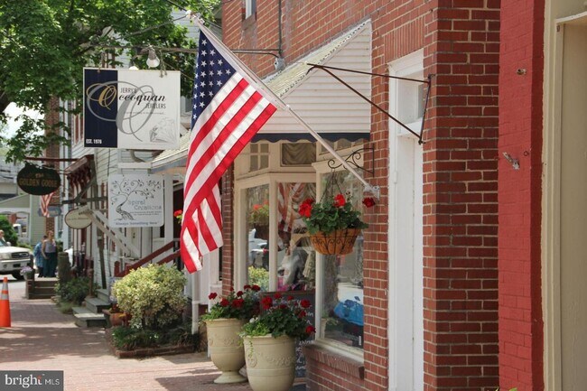 Building Photo - Stunning 2 bedroom and 3 Bathroom Townhome Style Condo / w Pool