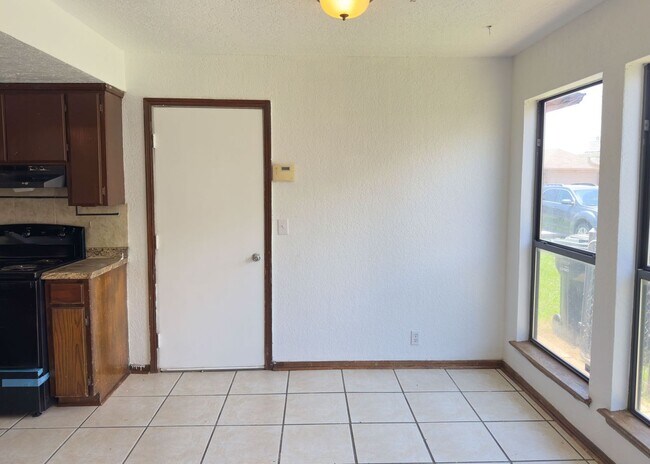 Building Photo - $500 OFF MOVE IN SPECIAL | Duplex in Centr...