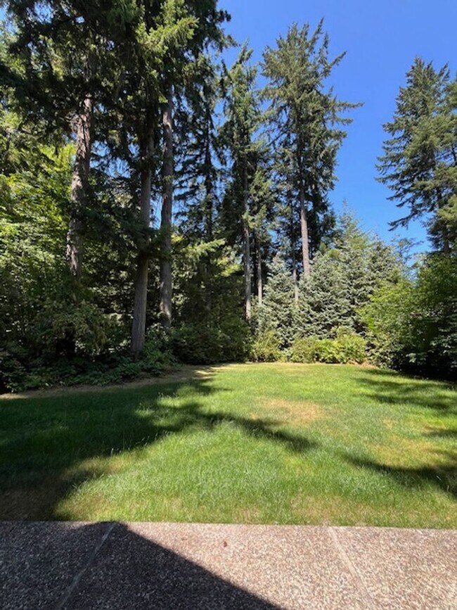 Building Photo - Spacious Country Home on Nearly 2 Acres!