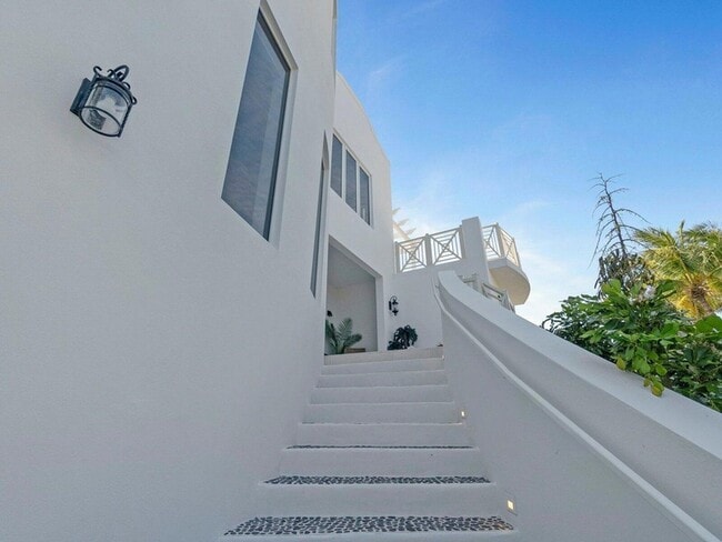 Building Photo - 317 E Seaview Cir