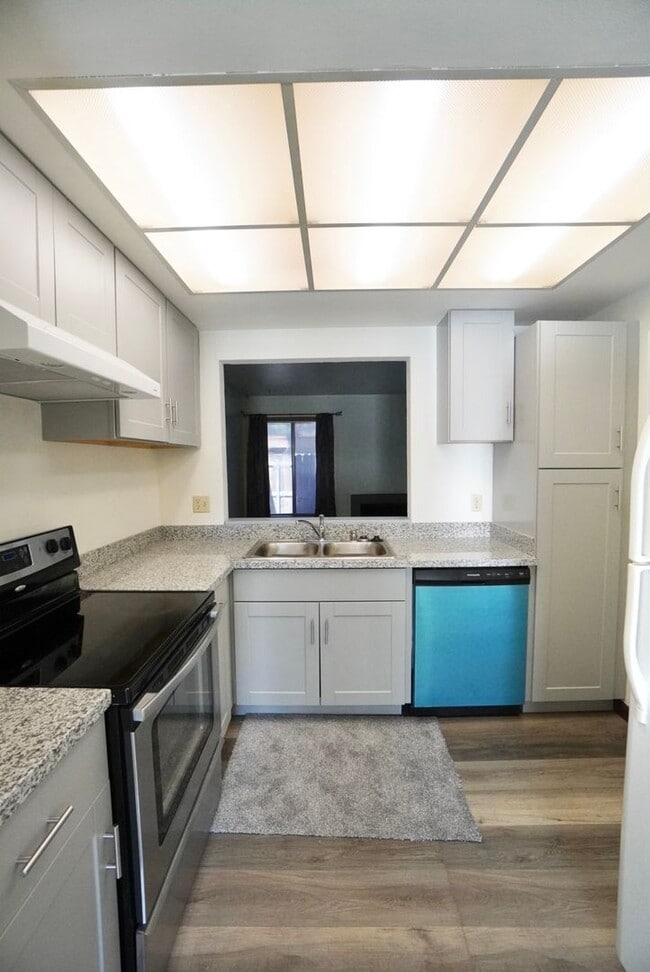 Building Photo - Charming 2-bedroom, 1.5-bathroom condo in ...