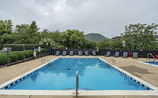 Building Photo - 210 Raceday Center Dr