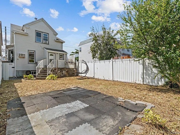 Building Photo - 916 Clarence Ave