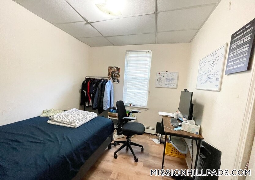 Building Photo - 1572 Tremont St