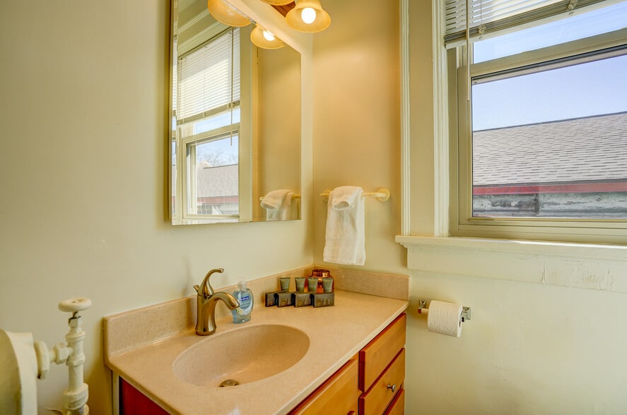 Building Photo - 1253 Williamson St