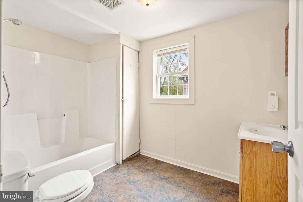 Building Photo - 439 West Ln