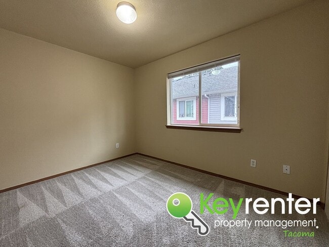 Building Photo - Modern Comfort Meets Great Location in Thi...