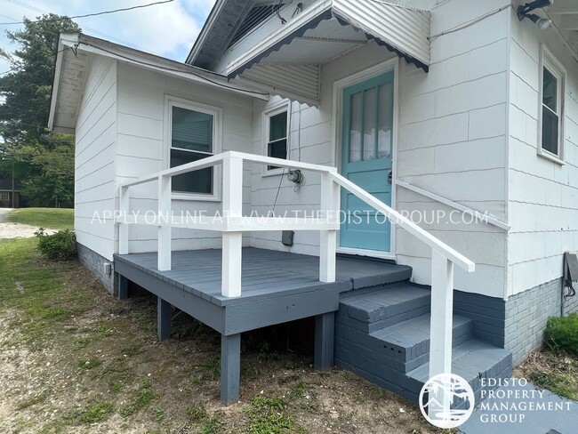 Building Photo - Updated 3-Bedroom Home in the Heart of Ora...