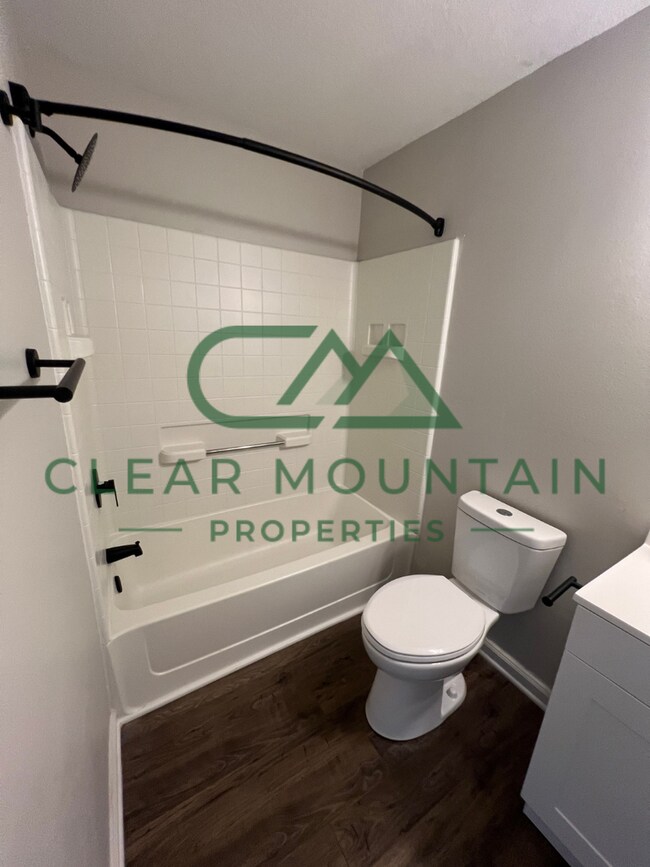 Building Photo - Fully Renovated 4 Bedroom Home – Convenien...