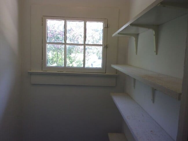 Building Photo - 4 Bedroom 2 Bath Home Blocks to Downtown Rock Hill