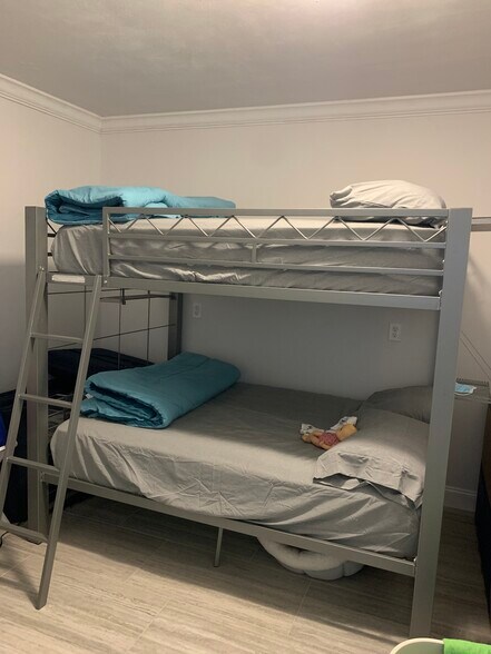 Building Photo - 5330 Bayshore Ave