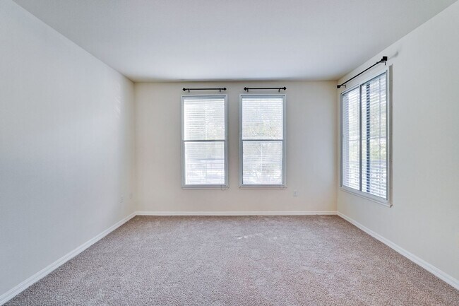 Building Photo - Large Santa Clara 1 Bedroom Condo in River...