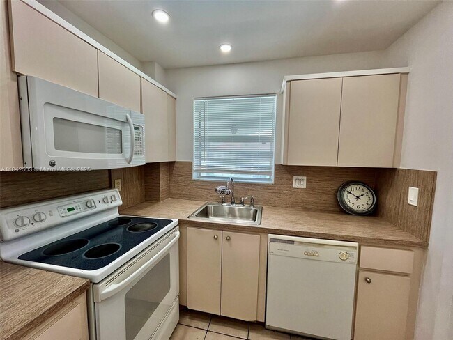 Building Photo - 581 Blue Heron Dr