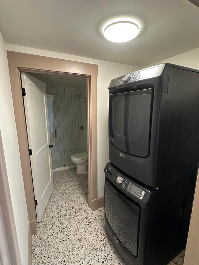 Building Photo - 307 W Main St