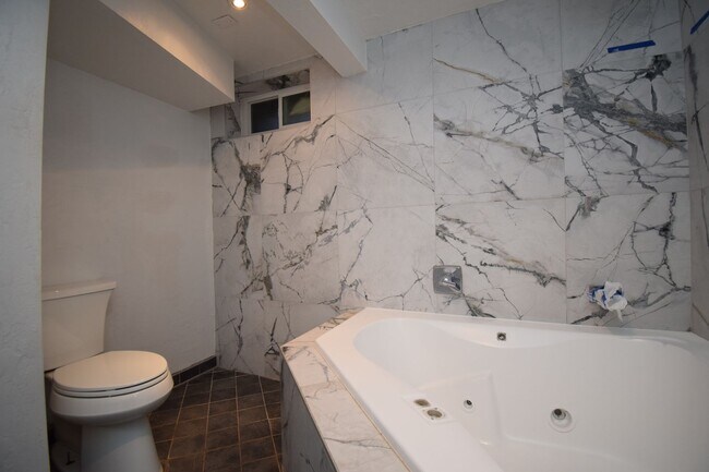 Building Photo - Bright & Updated 3 Bed Near Sugarhouse!!