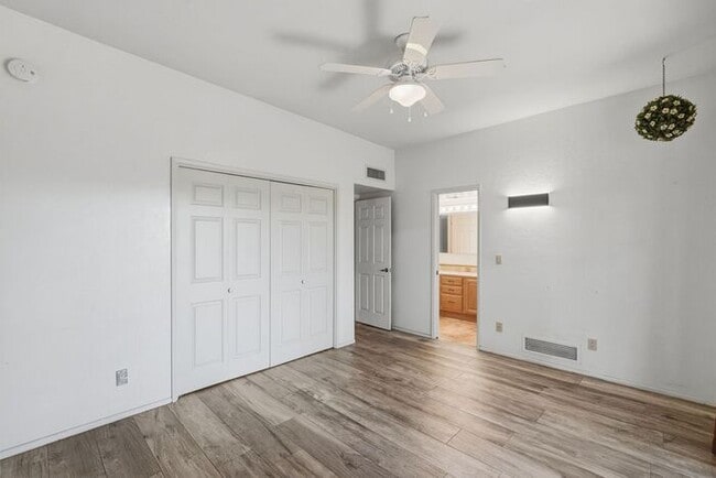 Building Photo - 770 N Lazy J Wy