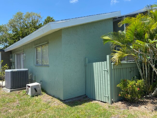 Building Photo - 1781 SE Linpark Ct