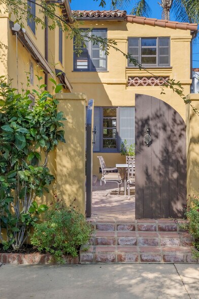 Building Photo - 500 N Las Palmas Ave