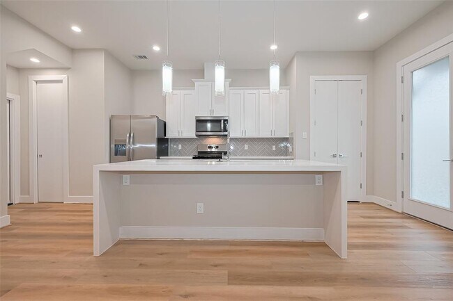 Building Photo - 8113 Esther Acres Ln