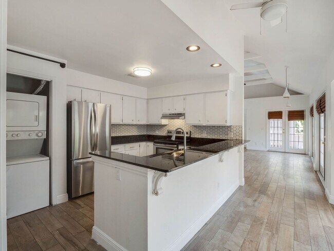 Building Photo - Charming 1/1 condo near Lake Virginia