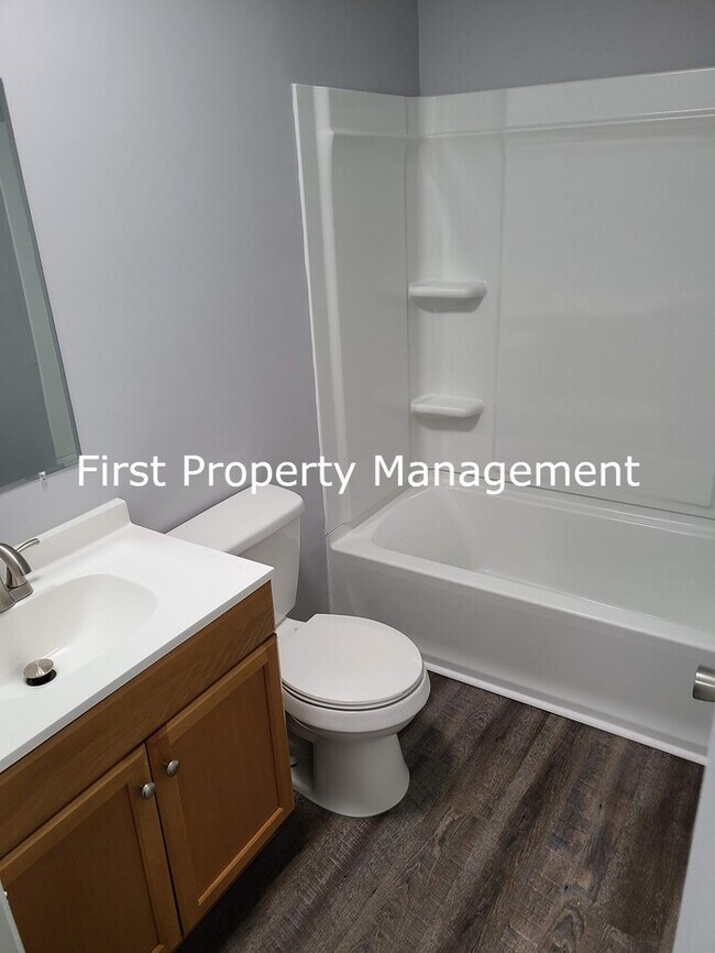 Building Photo - Remodeled - East Ridge Townhouse