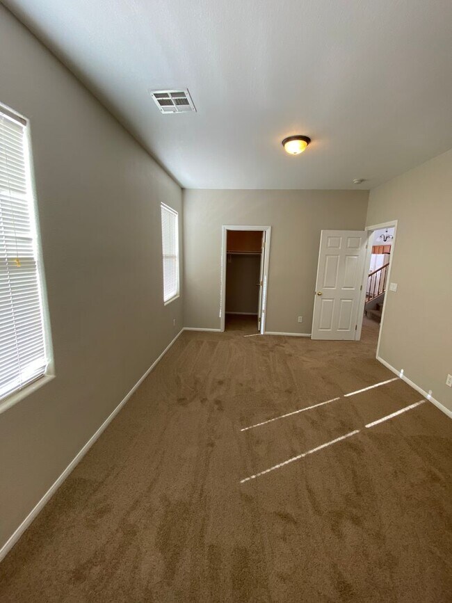 Building Photo - AMERICANA Property Mgmt - Freshly remodele...