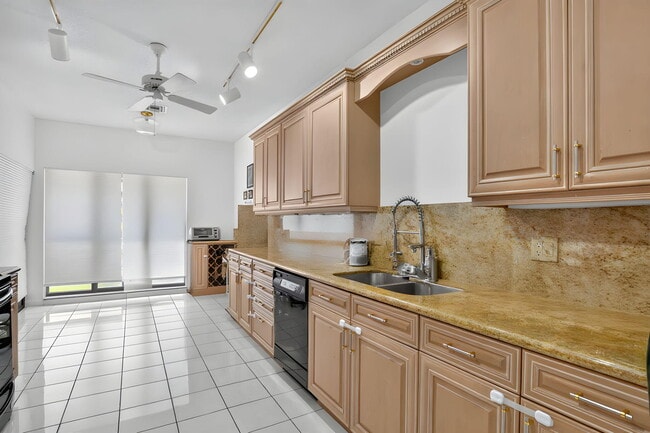 Building Photo - 7690 Solimar Cir