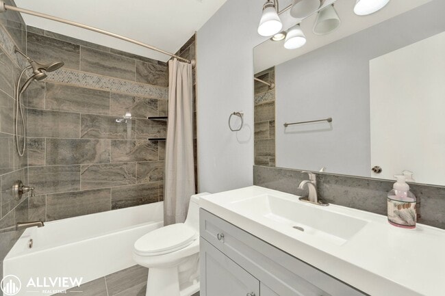 Building Photo - Newly Remodeled 4-Bedroom Gem with Spaciou...