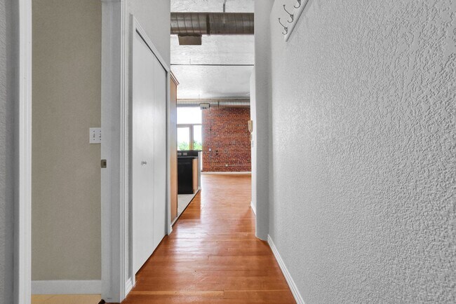 Building Photo - One-of-a-Kind Tejon Street Condo in Unbeatable Location! No Utility Setup Required!