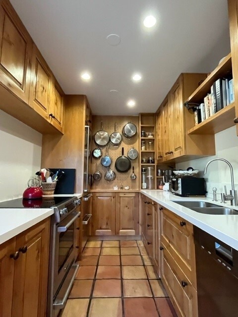 Building Photo - 100 S Doheny Dr