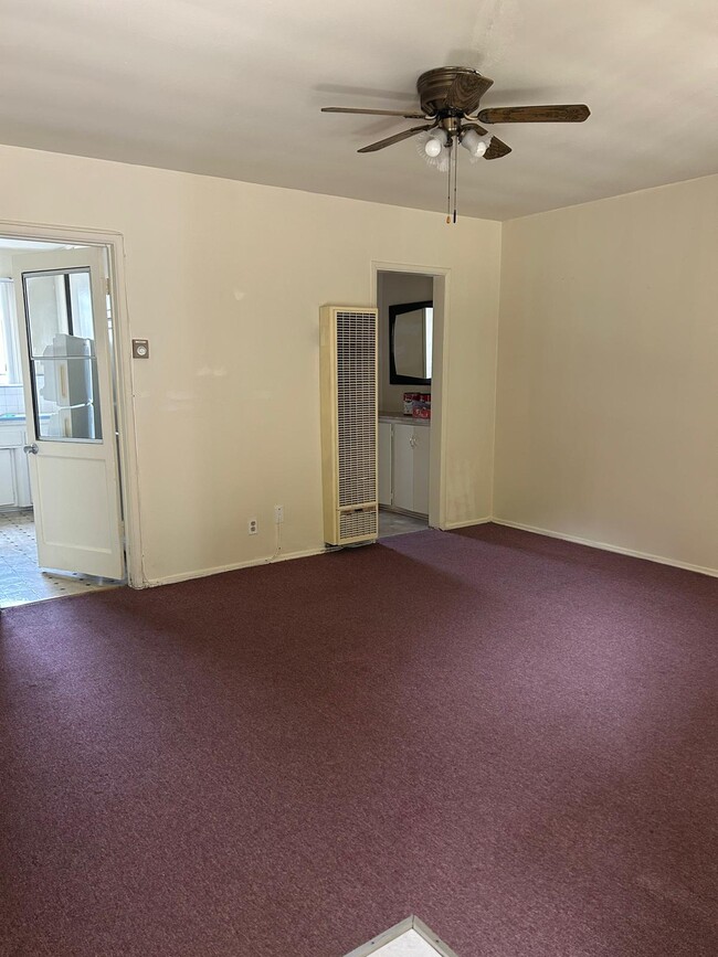 Building Photo - 6705 De Longpre Ave