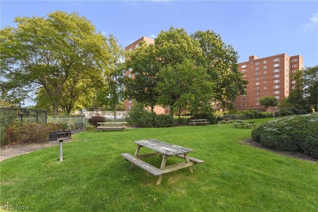 Building Photo - 11850 Edgewater Dr