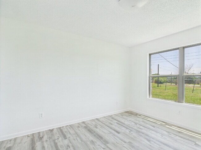 Building Photo - Lower Level 2/1