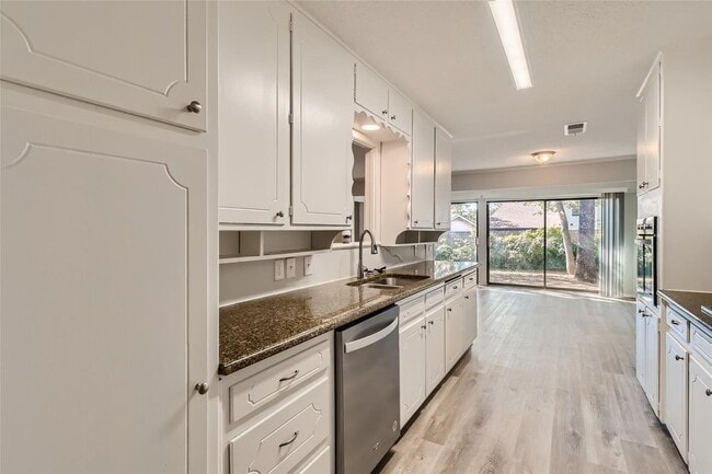 Building Photo - ? Modern 3-Bedroom Bedford Home with Spacious Layout ?