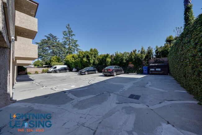 Building Photo - 14632 Magnolia-204D