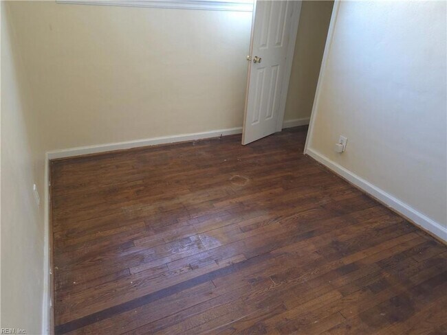 Building Photo - 618 Beach View St