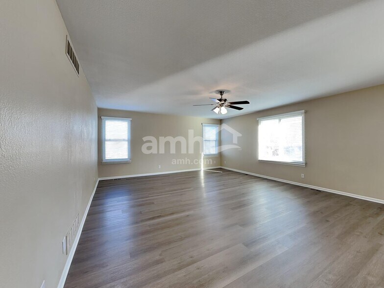 Building Photo - 3104 E 108th Dr