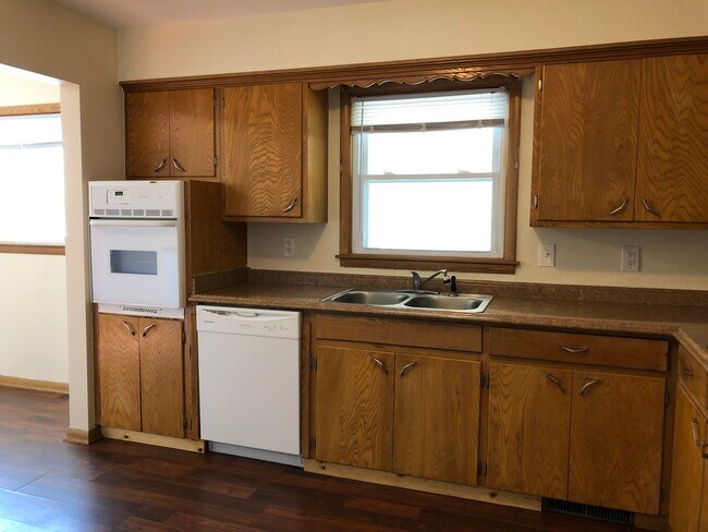 Building Photo - Spacious Home Waiting For You!