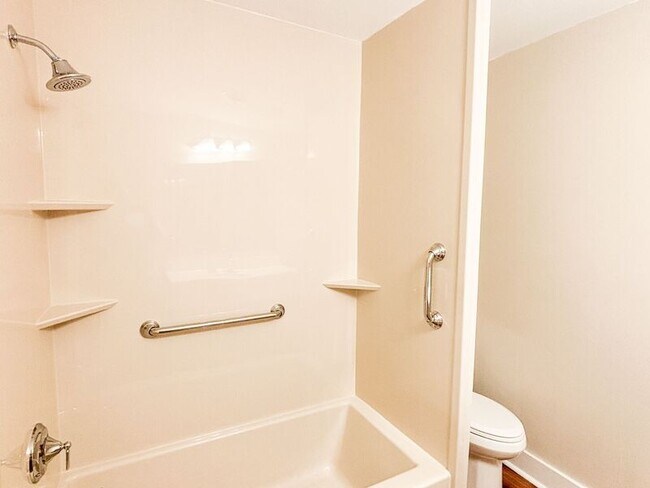 Building Photo - 14 Laurie St