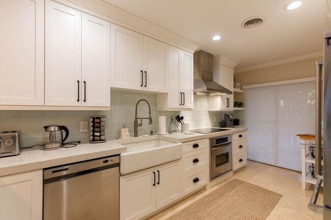 Building Photo - 13400 Polo Rd W