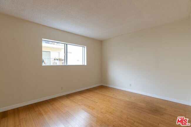 Building Photo - 1033 6th St