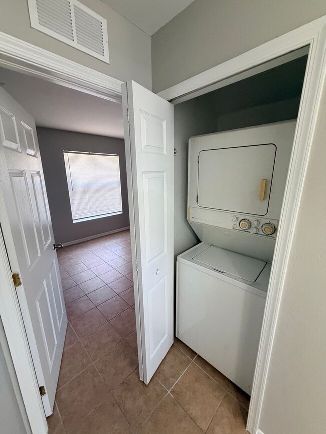 Building Photo - 3 bedrooms and 2 baths! FRESHLY RENOVATED!