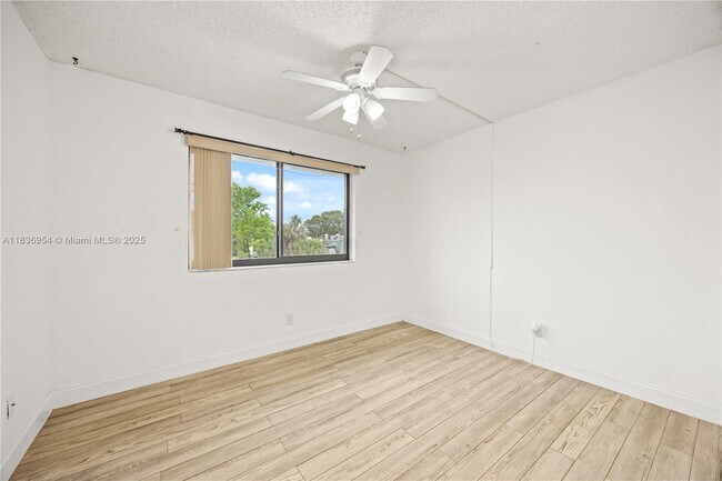 Building Photo - 164 NW 60th Ave