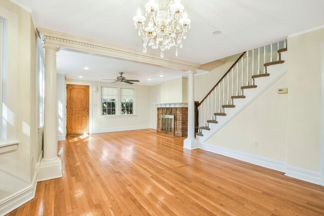 Building Photo - 806 Pelhamdale Ave