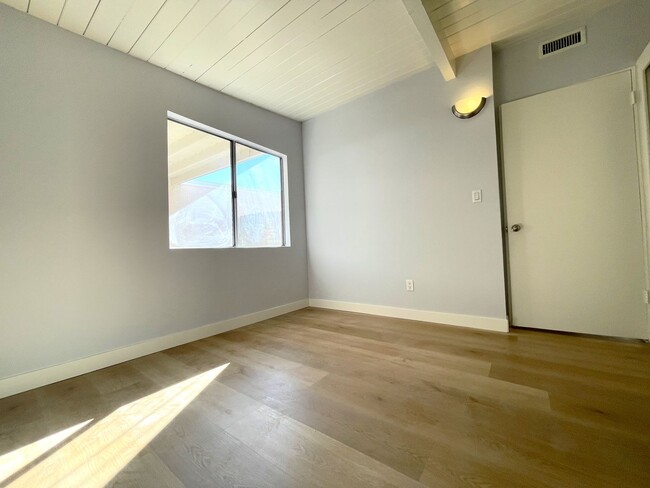 Building Photo - Beautifully Upgraded 4-Bedroom Home + Gara...