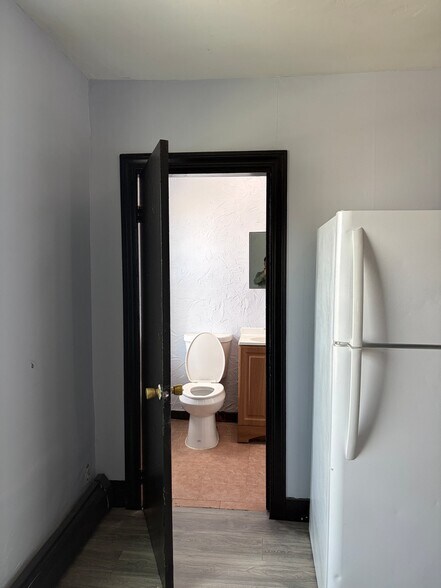 Building Photo - 36 Lake St