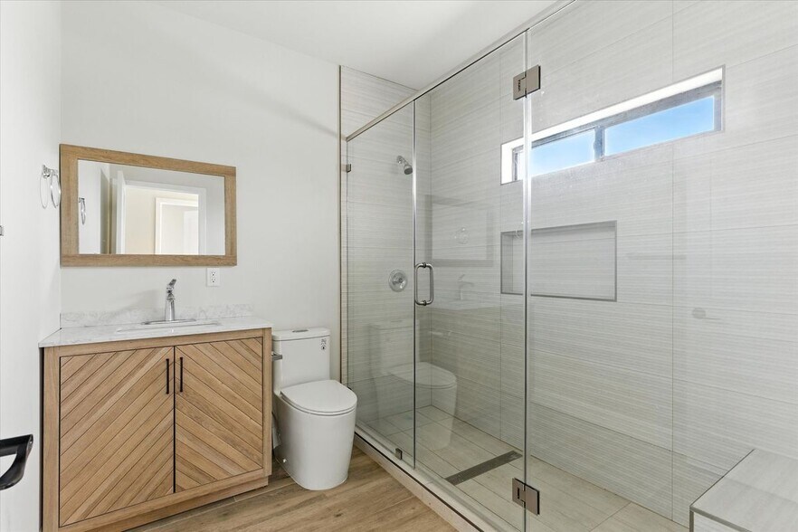 Building Photo - 1172 N Wilton Pl