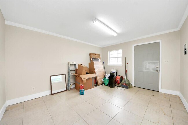 Building Photo - 608 Thomas Ave