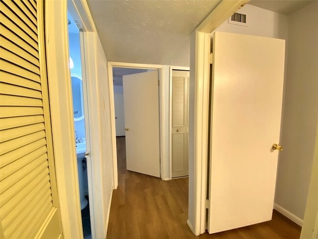 Building Photo - 1428 Big Bend Dr