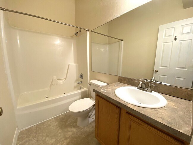 Building Photo - Kensington North #1608 - Pet Friendly!